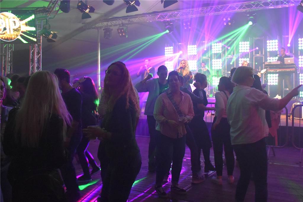 Zu Livemusik und DJ wurde in den zwei Zelten im Losbergpark bis in die frühen Morgenstunden gefeiert und getanzt.