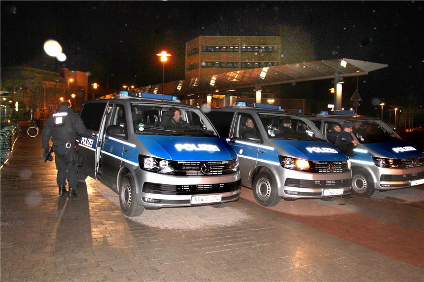 Rosenmontags-Fazit fällt doch schlechter aus: Nach dem Umzug kam es zu Schlägereien Zu mehreren Schlägereien kam es an Rosenmontag am Kolpingsaal. Nach dem Einsatz positionierten sich die Polizisten am Busbahnhof.