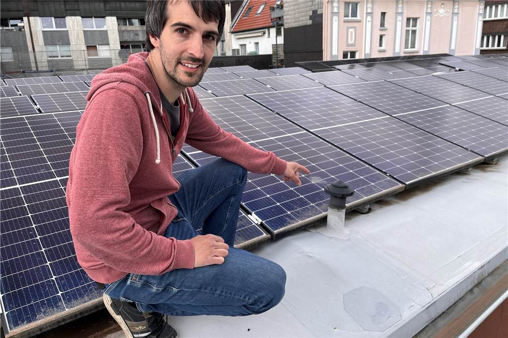50.000 Euro Schaden für Hertener Waldritter: Solaranlage nicht nutzbar Daniel Steinbach, Geschäftsführer der Waldritter kniet neben den funktionsunfähigen Solarmodulen auf dem Dach des Vereinssitzes in Herten.