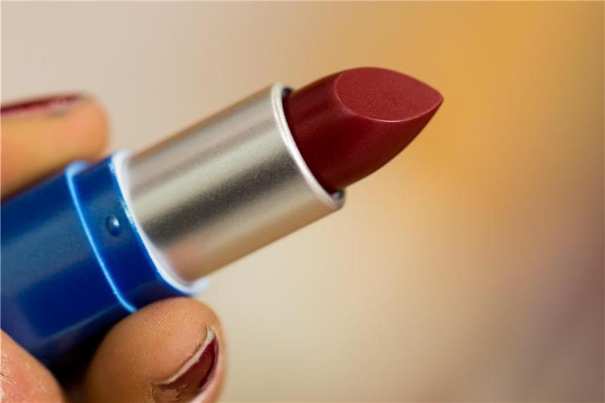 Drogerie-Schnäppchen überschatten Naturkosmetik-Boom Zu Naturkosmetik gehören auch Lippenstifte, wie dieser mit dem organischen Farbstoff Karmin. Foto: Daniel Karmann