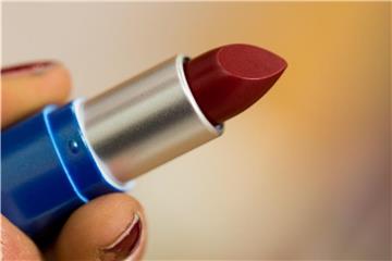 Zu Naturkosmetik gehören auch Lippenstifte, wie dieser mit dem organischen Farbstoff Karmin. Foto: Daniel Karmann