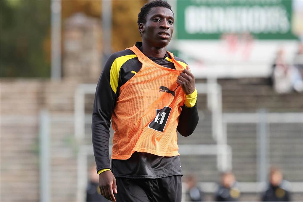 BVB-Pechvogel Abdoulaye Kamara muss sich beweisen: Im Sommer stehen die Zeichen auf Trennung Abdoulaye Kamara zupft an seinem Leibchen.