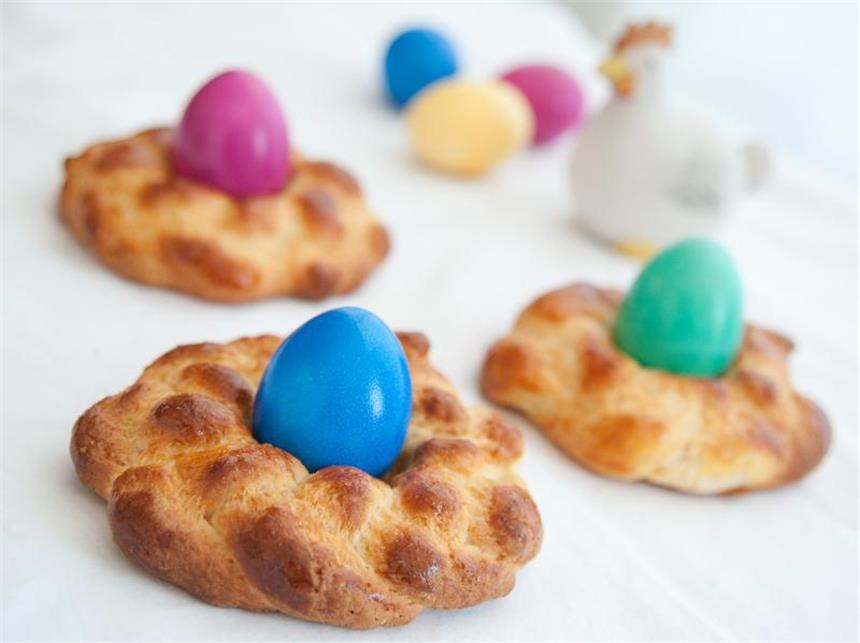 Osterfest ohne Ostereier? So geht veganes Schlemmen Zu Ostern gibt es in Griechenland den Hefekranz «Tsoureki» - in Deutschland ist der Osterkranz ebenfalls Brauch.