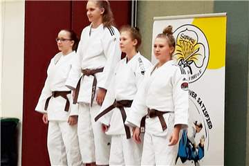 Zu Recht stolz: Ronja Buddenkotte (2.v.l.) bei der Siegerehrung des Internationalen Sichtungsturniers für U16-Mädchen in Oberhausen.