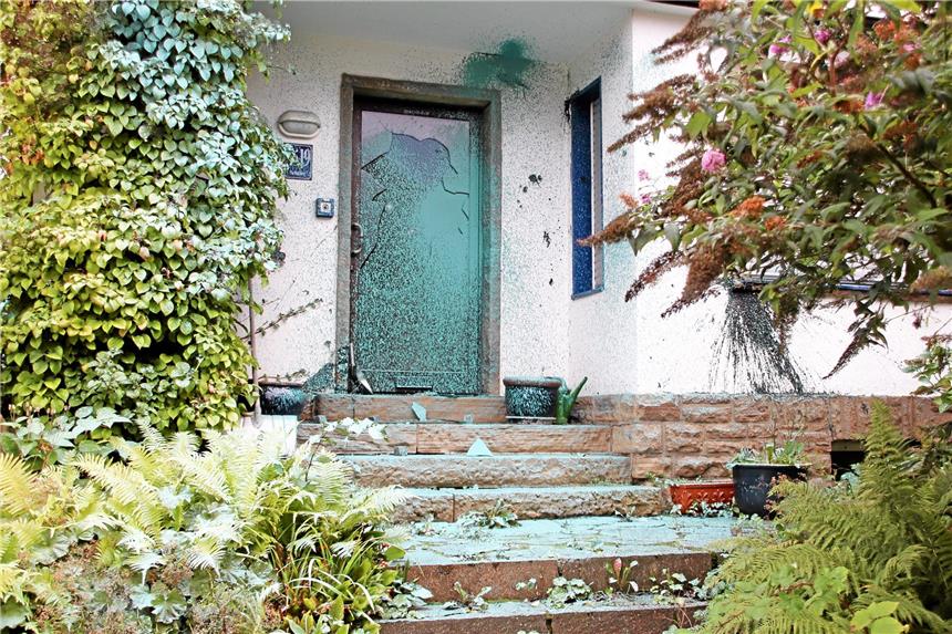 Auto und Haus erneut attackiert Zu Sachbeschädigungen kam es in der Nacht zu Donnerstag an dem Haus von Klaus Schäfer.