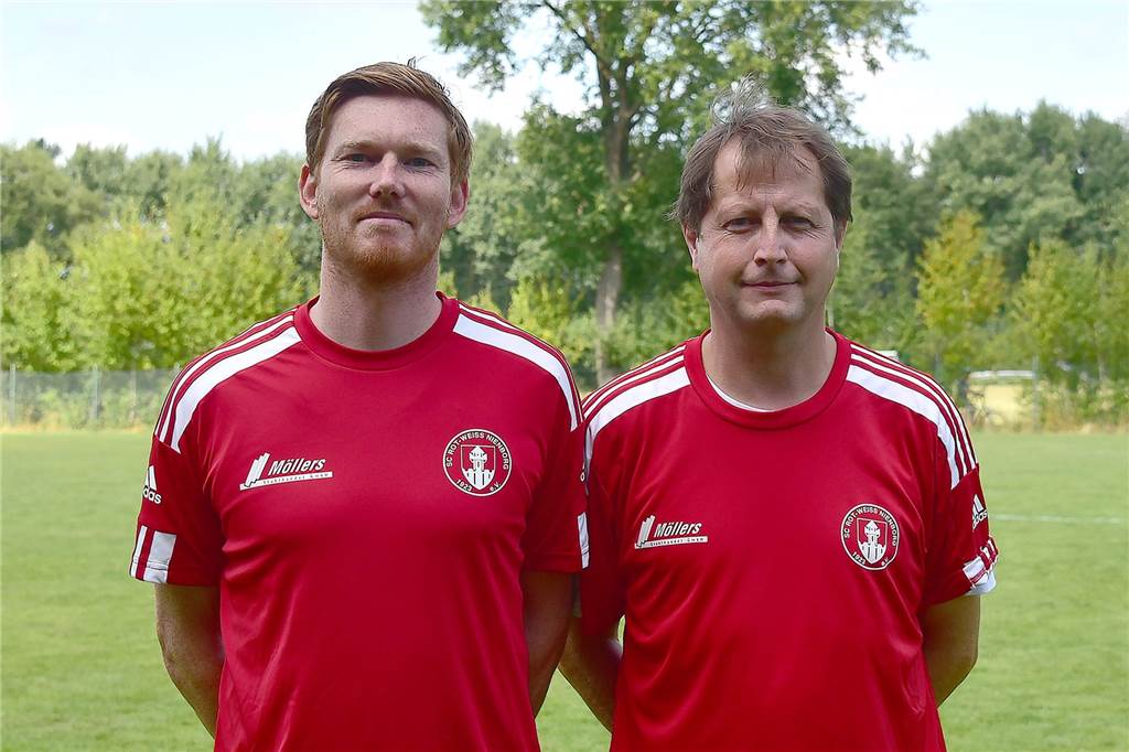 Zu Saisonbeginn hat Bernd Borgmann (r.) gemeinsam mit Co-Trainer Mark Erning bei RW Nienborg übernommen. Nun führt Erning die Arbeit allein fort.