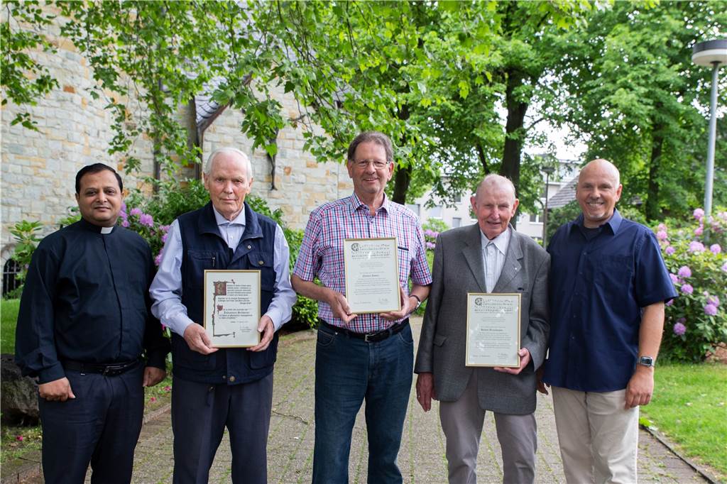 Kirchhellener Kirchenchor auf der Suche nach Nachwuchssängern Zu sehen sind die drei Jubilare Johannes Schwane, Norbert Josten und Helmut Brauckmann mit Präses Pater Periya sowie Chorleiter Detlef Steinbrenner.