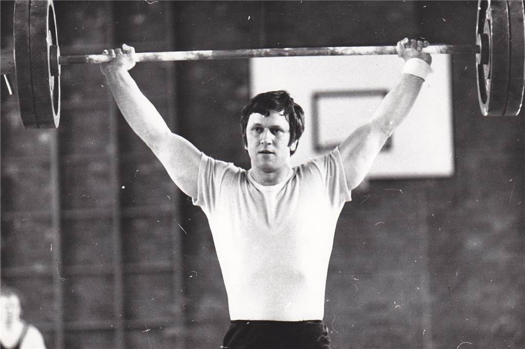 „Ich bin sportsüchtig“: Gerhard Heil macht Mut zum Sport im Alter Ein Bild von früher: Gewichtheber in jungen Jahren mit einer Hantel