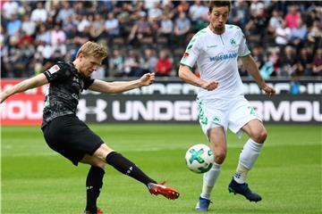 Zu spät: Paulis Mats Möller Daehli (l) zieht ab - Fürths Mario Maloca hat das Nachsehen. Foto: Daniel Reinhardt