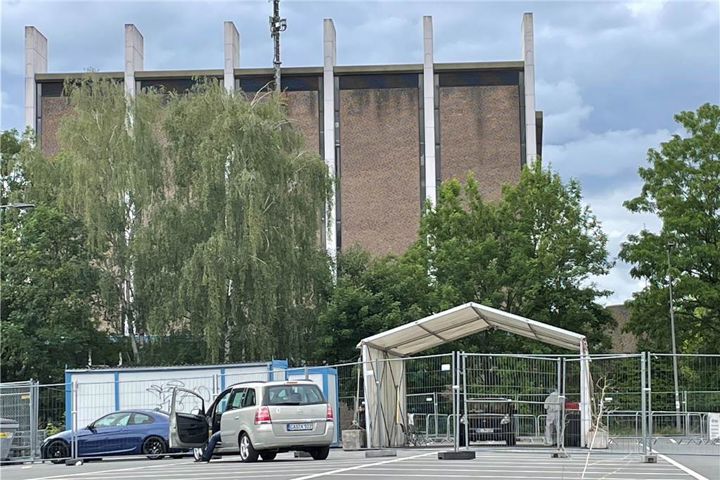 Testzentrum Castrop-Rauxel dicht: Max Tries (29) vergießt Abstrich-Tränchen Zu Spitzenzeiten der Pandemie gab es eine Schlange von Autos vor diesem Test-Drive-In. Ab Montag werden das Zelt, die Zäune und die Container abgebaut.
