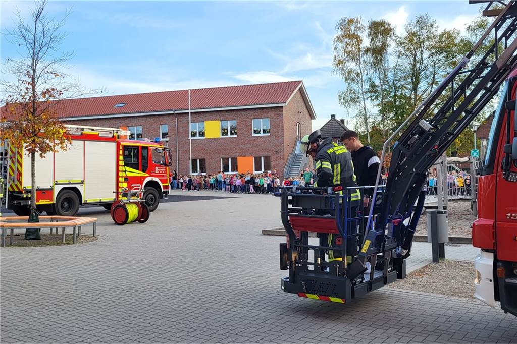 Feuerwehr rückt mit Blaulicht und Martinshorn zur Uhlandschule Feuerwehrleute fahren mit einer Drehleiter zur Uhlandschule.
