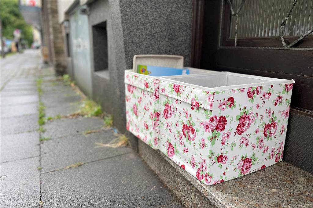 Gut Erhaltenes vom Sperrmüll mitnehmen: Was ist erlaubt und was nicht? Kiste mit Bilderbüchern am Treppenabsatz.