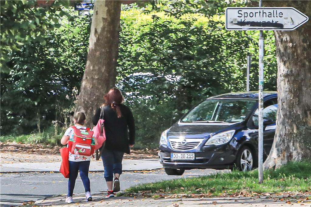 Zu vier umliegenden Schulen sind Kinder an der Kreuzstraße unterwegs. Gefährdungen oder Unfälle sind bislang weder den Schulleitungen noch der Polizei bekannt.