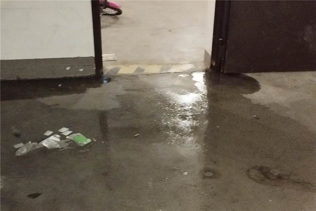 Rauschenbuschstraße: Wasser tropfte plötzlich aus dem Sicherungskasten Zu Wasserschäden kam es am Freitag (8.12.) im Haus Rauschenbuschstraße 63 in Wickede