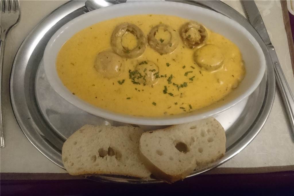 Das seltsame Auf und Ab „Im grünen Winkel“ Zu wenig Brot, dafür viel Soße für sechs Champignonköpfe.