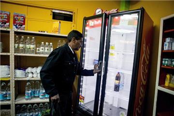 Zuckerhaltige Getränke sind in Venezuela schwer zu bekommen. Nun kann Coca-Cola erstmal keine klassische Coke mehr herstellen.