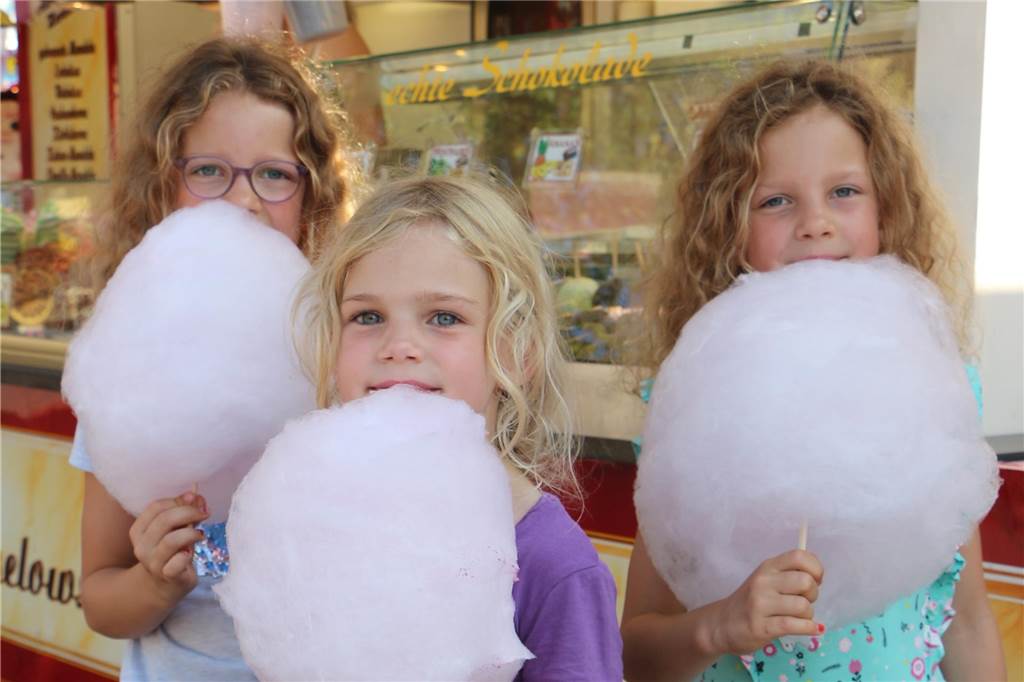 Zuckerwatte geht immer, das ist auch die Meinung von Johanna, Jule und Mathilda, die extra aus Legden den Weg in die Nachbarschaft gefunden haben. Und Kirmes gibt es auch in Ahaus eben nur einmal im Jahr. Die Chance muss man nutzen.