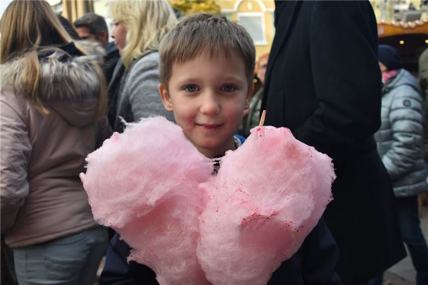 Zuckerwatte ist für viele Kinder zur Kirmes ein Muss.