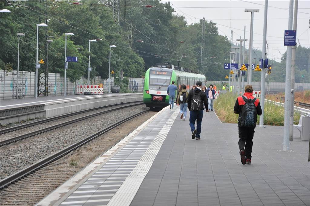 Bauarbeiten der Bahn: RE 3 hält nicht in Castrop-Rauxel und Mengede Zug der S-Bahn-Linie 2 und Reisende am Bahnsteig des Hauptbahnhofs Castrop-Rauxel.
