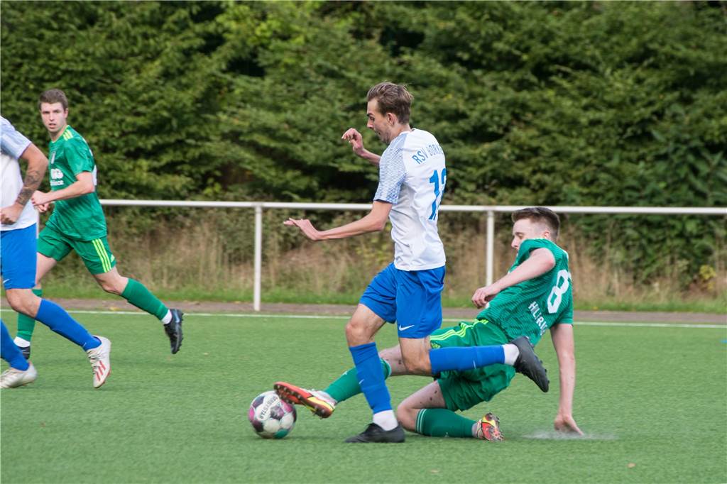 Erster Sieg für den SV Lippramsdorf - LSV spielt 30 Minuten in Unterzahl Zuerst am Ball: Malte Hilbrich vom SV Lippramsdorf setzt zur erfolgreichen Grätsche gegen Borkens David Schulz an.