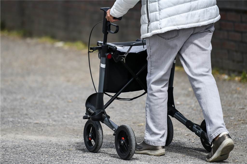 Sarah Richter (36): „Meine Mama konnte nur noch den Kopf bewegen“ Zuerst mit dem Rollstuhl, dann mit dem Rollator: Allmählich lernt die Oma das Laufen wieder. Heute kann die Mutter von Sarah Richter wieder allein leben.