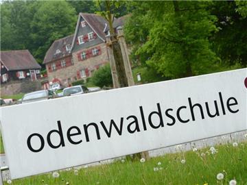 Zufahrt des ehemaligen Internats in Ober-Hambach bei Heppenheim (Hessen). Foto: Arne Dedert/Archiv