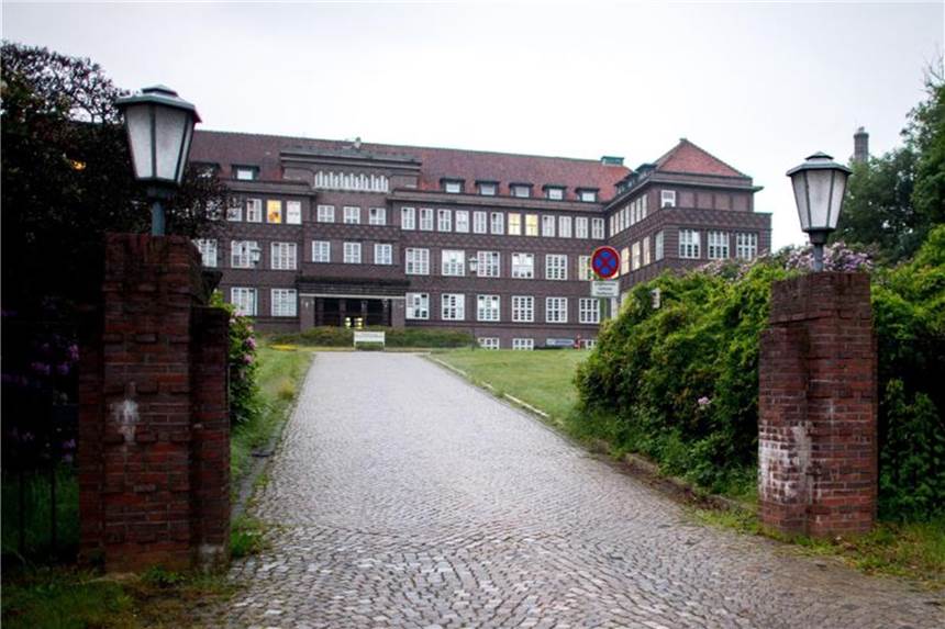 Die Geschichte einer Krankenhausmordserie Zufahrt zum Hauptgebäude des Josef-Hospitals in Delmenhorst, in dem der Patientenmörder Högel arbeitete. Foto: Hauke-Christian Dittrich