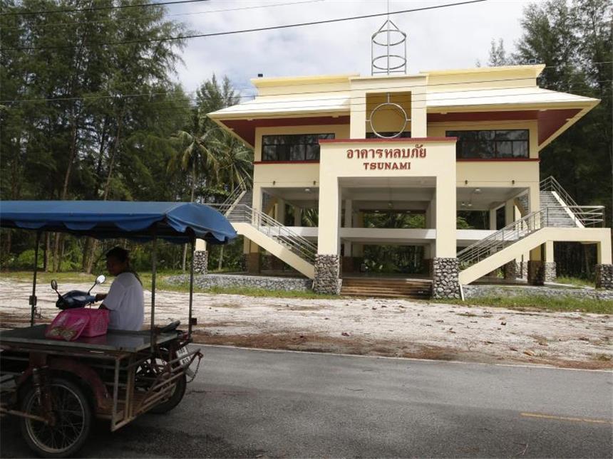 Weltweites Tsunami-Gedenken zehn Jahre nach der Katastrophe Zuflucht für künftige Flutkatastrophen: In Khao Lak wurden nach dem Tsunami stabile Fluchträume gebaut. Foto: Barbara Walton/Archiv