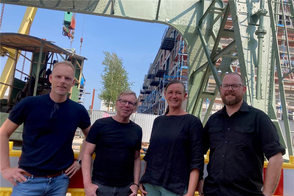 Alter Kran ist Prunkstück an der Hafenpromenade Zufrieden mit dem Verlauf der Aufbauarbeiten waren Sebastian Kröger (l.) und Heike Junk vom Amt für Stadterneuerung, Ralf Herbrich von der Denkmalbehörde und Restaurator Jan Deichsel (r).