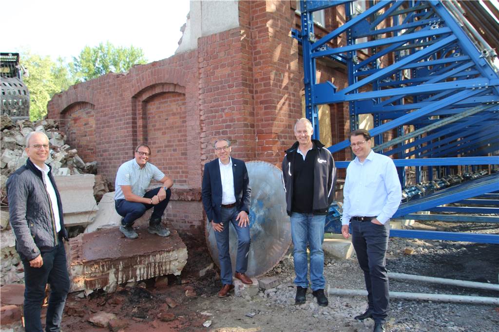 Wohnen auf Zechengelände: Lüner Neubauprojekt erhält alte Fassade Zufrieden mit den bisher erfolgten Abrissarbeiten (v. l.) Reinhard Fischer (Bauverein), Prof. Dr. Christian Melchers vom Ingenieurbüro für das Schadstoffkonzept, Andreas Zaremba (Bauverein), Jörg Schäperklaus vom Abbruchunternehmen und Carsten Unterberg (Bauverein).
