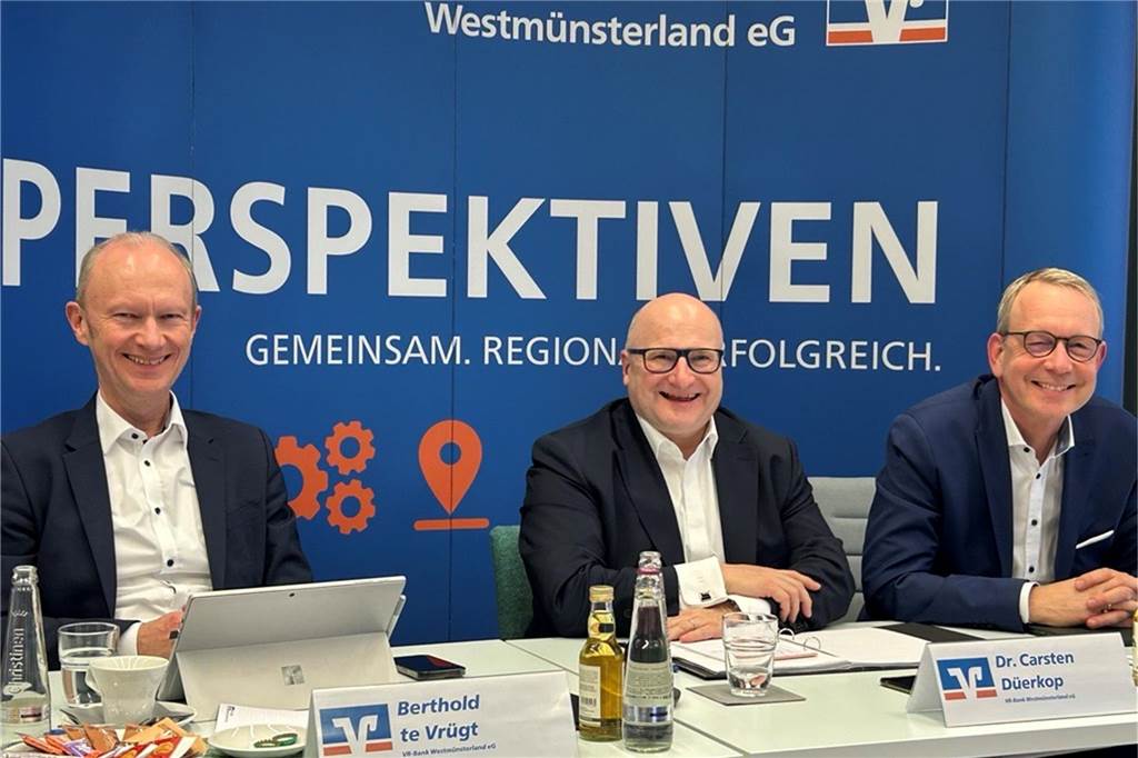 VR-Bank heißt bald wieder Volksbank: Gute Zahlen und Neubaupläne Berthold te Vrügt, Carsten Düerkop und Matthias Entrup bei der Bilanzpressekonferenz