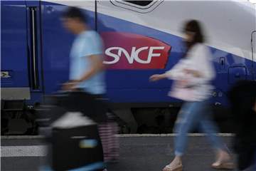 Zug der staatlichen Bahngesellschaft SNCF an einem Bahnsteig in Paris. Foto: Yoan Valat/EPA/Archiv