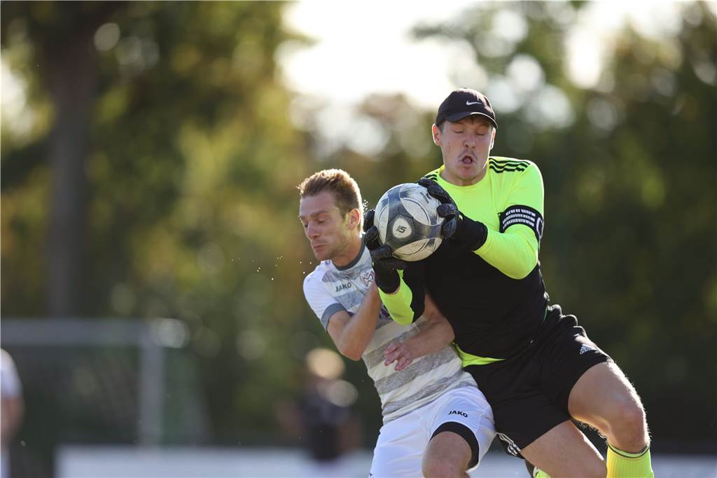 Zugepackt: Nils Böckenbrink sichert für die SG Selm den Ball.