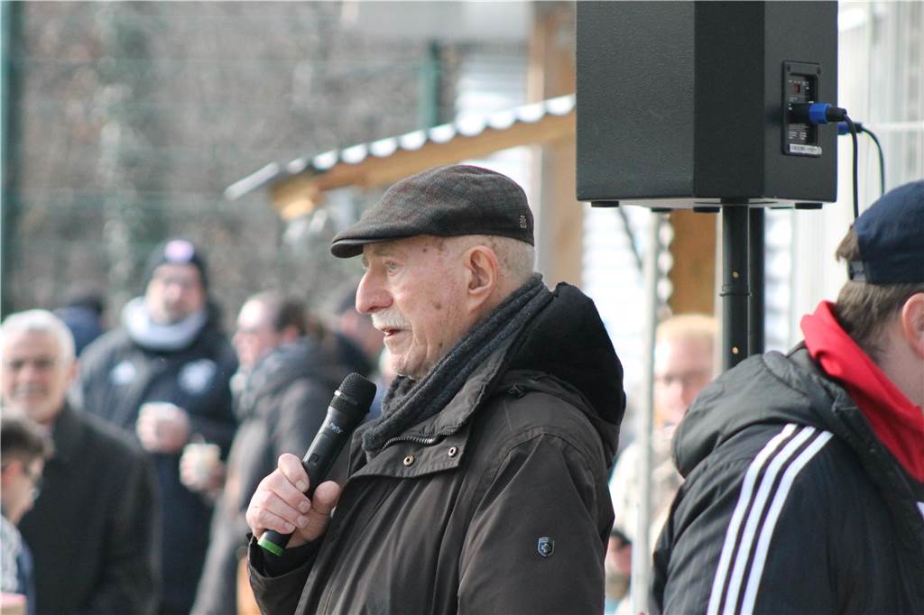 Zugunsten der Erdbebenopfer in Syrien und der Türkei organisierten Sascha Kusserow und die SG Gahmen am Samstag ein Benefizspiel. Auf dem Platz standen sich eine Lüner und eine Dortmunder Stadtauswahl gegenüber, drumherum herrschte reger Betrieb – auch weil in Werner Hansch eine Reporterlegende durch den Nachmittag führte und die BVB-Profis Emre Can und Salih Özcan zwei signierte Trikots spendeten, die versteigert wurden.