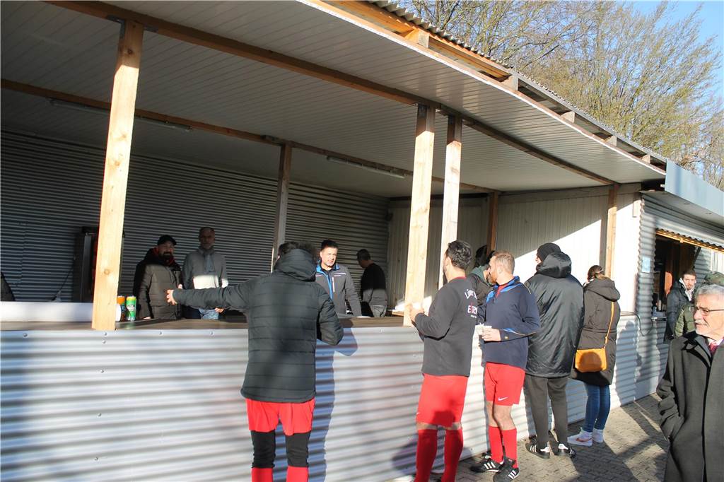 Zugunsten der Erdbebenopfer in Syrien und der Türkei organisierten Sascha Kusserow und die SG Gahmen am Samstag ein Benefizspiel. Auf dem Platz standen sich eine Lüner und eine Dortmunder Stadtauswahl gegenüber, drumherum herrschte reger Betrieb – auch weil in Werner Hansch eine Reporterlegende durch den Nachmittag führte und die BVB-Profis Emre Can und Salih Özcan zwei signierte Trikots spendeten, die versteigert wurden.