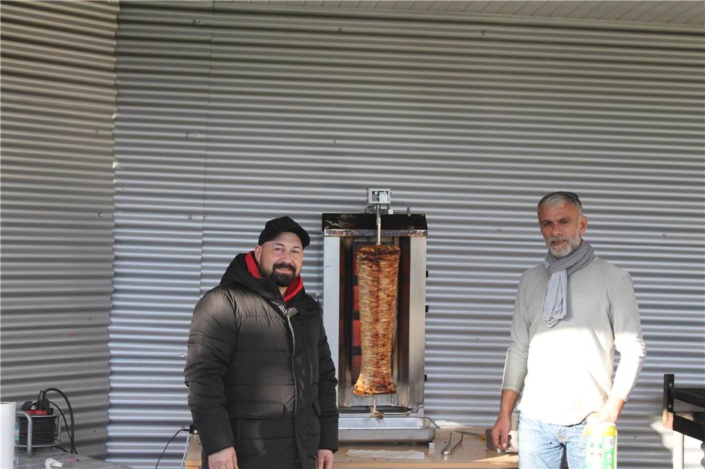 Zugunsten der Erdbebenopfer in Syrien und der Türkei organisierten Sascha Kusserow und die SG Gahmen am Samstag ein Benefizspiel. Auf dem Platz standen sich eine Lüner und eine Dortmunder Stadtauswahl gegenüber, drumherum herrschte reger Betrieb – auch weil in Werner Hansch eine Reporterlegende durch den Nachmittag führte und die BVB-Profis Emre Can und Salih Özcan zwei signierte Trikots spendeten, die versteigert wurden.