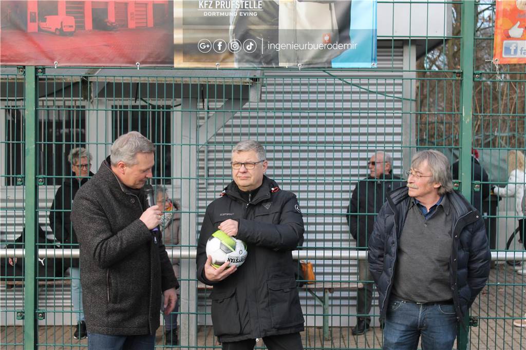 Zugunsten der Erdbebenopfer in Syrien und der Türkei organisierten Sascha Kusserow und die SG Gahmen am Samstag ein Benefizspiel. Auf dem Platz standen sich eine Lüner und eine Dortmunder Stadtauswahl gegenüber, drumherum herrschte reger Betrieb – auch weil in Werner Hansch eine Reporterlegende durch den Nachmittag führte und die BVB-Profis Emre Can und Salih Özcan zwei signierte Trikots spendeten, die versteigert wurden.
