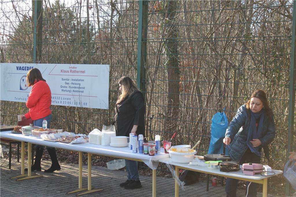 Zugunsten der Erdbebenopfer in Syrien und der Türkei organisierten Sascha Kusserow und die SG Gahmen am Samstag ein Benefizspiel. Auf dem Platz standen sich eine Lüner und eine Dortmunder Stadtauswahl gegenüber, drumherum herrschte reger Betrieb – auch weil in Werner Hansch eine Reporterlegende durch den Nachmittag führte und die BVB-Profis Emre Can und Salih Özcan zwei signierte Trikots spendeten, die versteigert wurden.