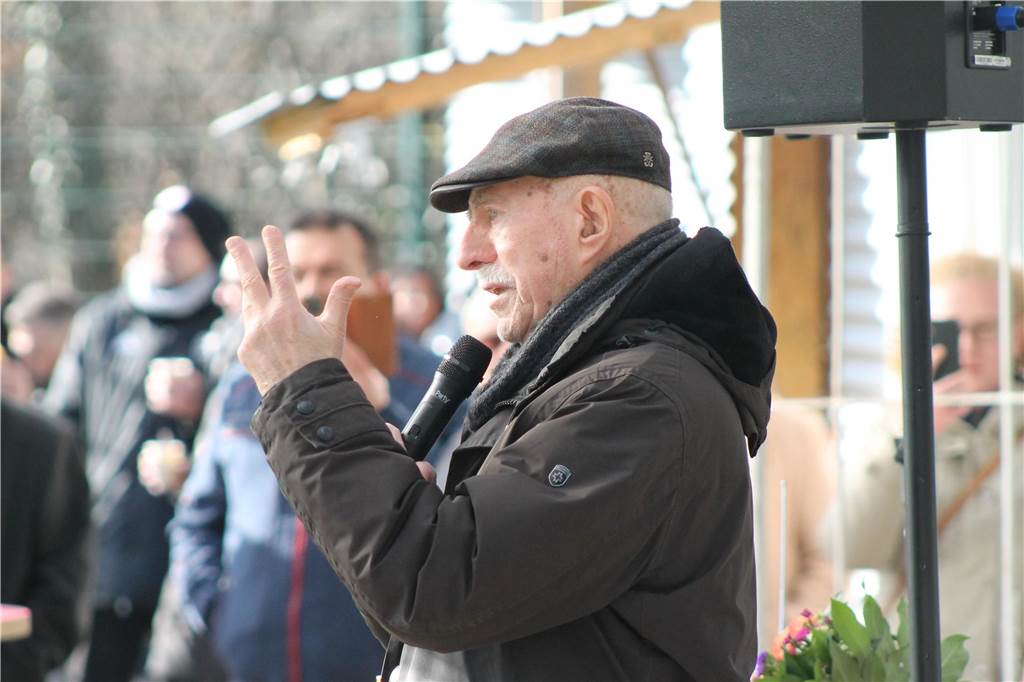 Zugunsten der Erdbebenopfer in Syrien und der Türkei organisierten Sascha Kusserow und die SG Gahmen am Samstag ein Benefizspiel. Auf dem Platz standen sich eine Lüner und eine Dortmunder Stadtauswahl gegenüber, drumherum herrschte reger Betrieb – auch weil in Werner Hansch eine Reporterlegende durch den Nachmittag führte und die BVB-Profis Emre Can und Salih Özcan zwei signierte Trikots spendeten, die versteigert wurden.