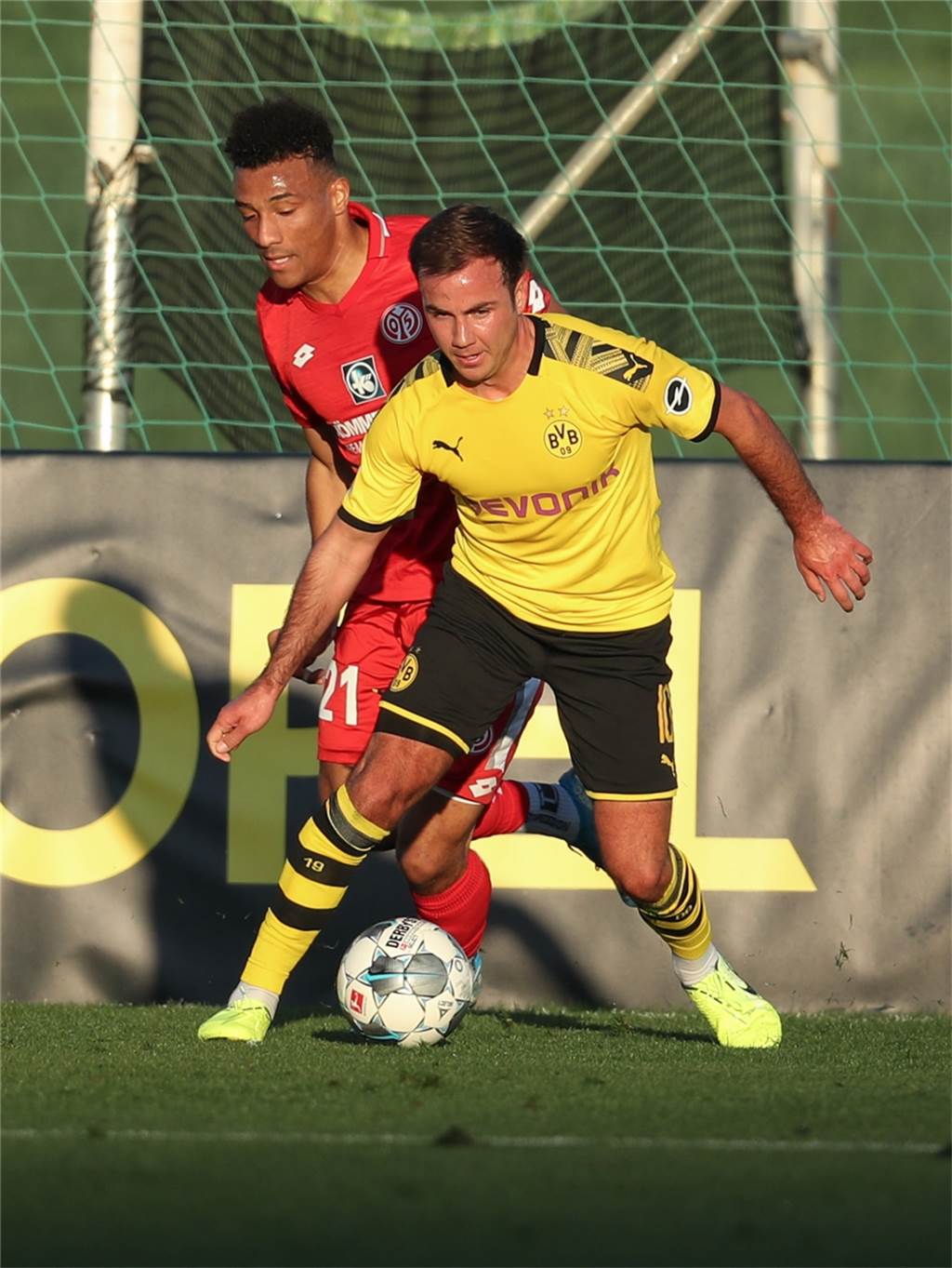 Mario Götze könnte beim BVB auf einer anderen Position durchstarten Zukünftig im Mittefeldzentrum? Für Mario Götzes Auftritt auf der Achterposition gab‘s im Trainingslager Lob von BVB-Trainer Lucien Favre.