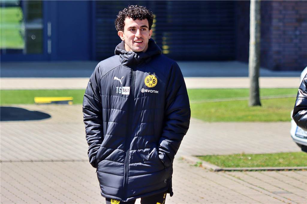 Mateu Morey geht über das Trainingsgelände.