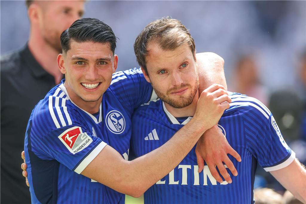 Schalke schaut nach vorn: Umbruch ist schon in vollem Gange 11.05.2024, Fussball, 2. Bundesliga, 33. Spieltag, Saison 2023/2024, FC Schalke 04 - Hansa Rostock, v. l. Yusuf Kabadayi (FC Schalke 04), Thomas Ouwejan (FC Schalke 04) Foto: Tim Rehbein/RHR-FOTO