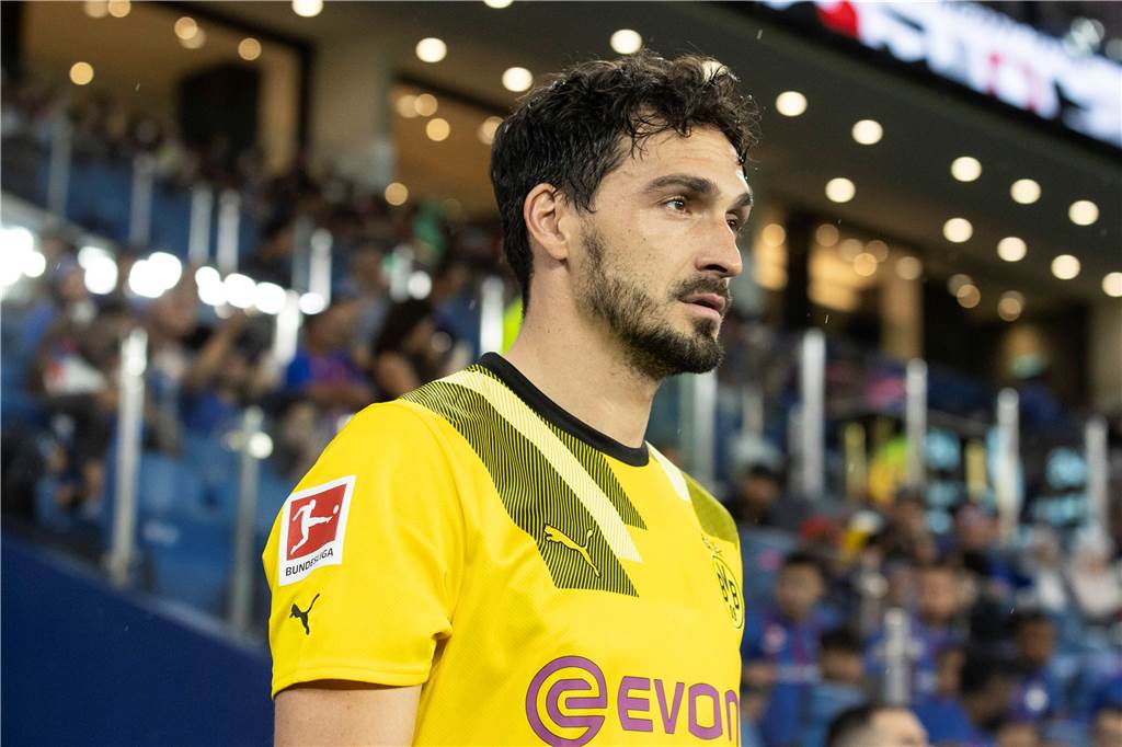Mats Hummels lebt BVB-Fannähe in Asien vor: Über allem schwebt die Frage nach der Zukunft Mats Hummels blickt nach vorne.
