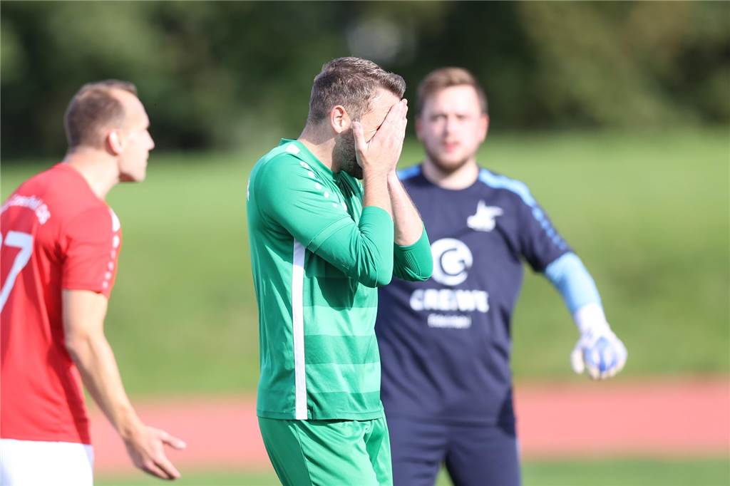 Warum patzt der SuS Olfen gegen die vermeintlich „Kleinen“? Ein Spieler des SuS Olfen schlägt sich die Hände vors Gesicht.