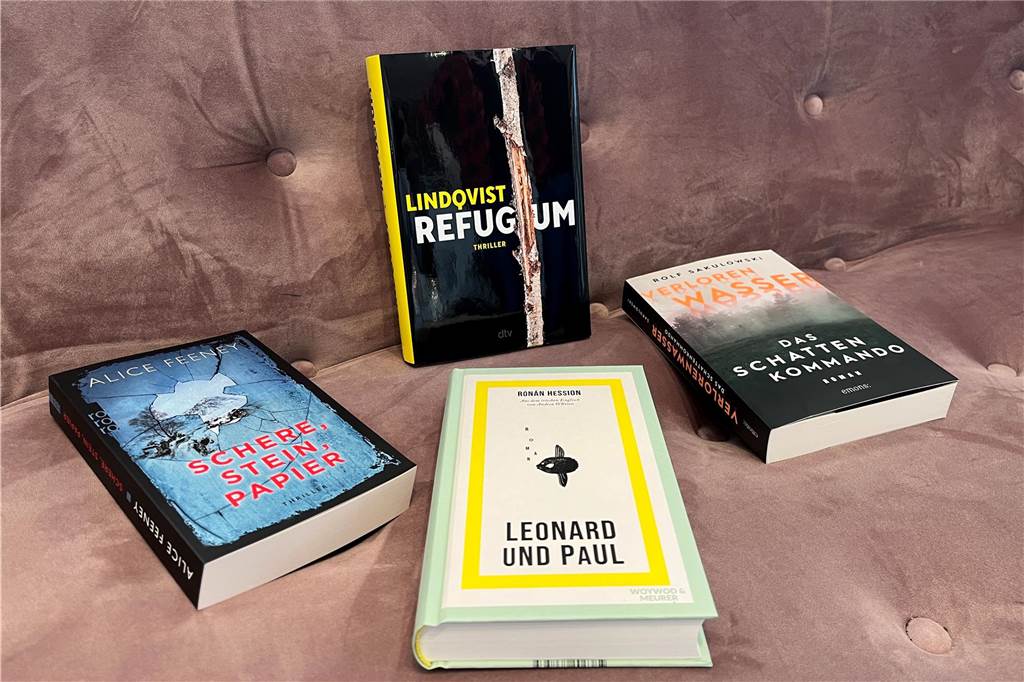 Diese Bücher empfiehlt Anne Heine-Hagen für den Sommerurlaub 2023 Auf dem Foto sind folgende Bücher abgebildet: Schere, Stein, Papier, Leonard und Paul, Lindquist Refugium und Das Schatten Kommando.
