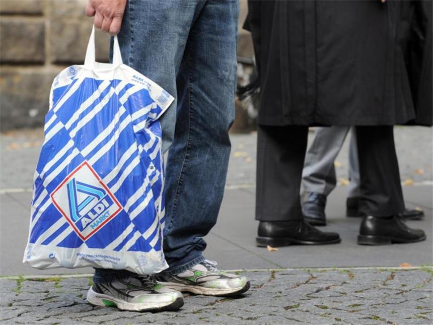 DIW-Ökonom: Kluft zwischen Arm und Reich wächst nicht mehr Zuletzt hatte die OECD noch hervorgehoben, dass in Deutschland seit Mitte der 80er Jahre der Abstand zwischen Arm und Reich wachse. Foto: Hendrik Schmidt/Archiv