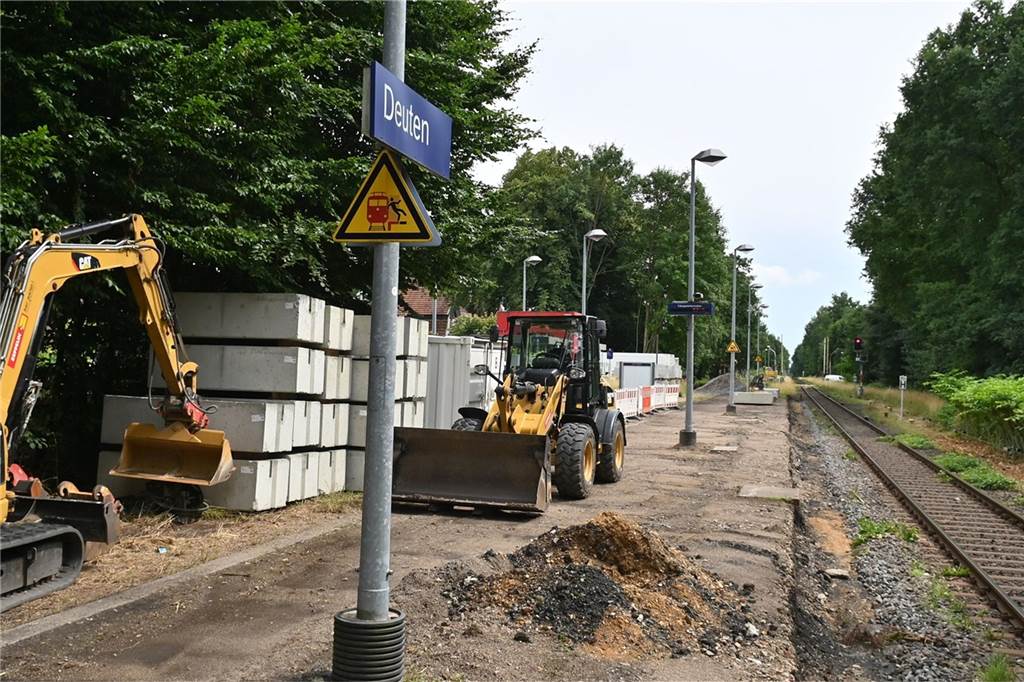 Umbau von Bahnübergängen: Verkehr auf B 58 wird beeinträchtigt Zuletzt hatte es im Jahr 2022 Bauarbeiten an der Bahnstecke in Deuten gegeben, als die Bahnsteige dort barrierefrei ausgebaut wurden.