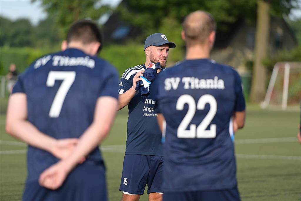 Dieter Beleijew bei der SG Titania/RWE gesichtet Zuletzt hatte sich Christian Kevering vermehrt um die erste Mannschaft gekümmert. Beim Testspiel in Wulfen wird er sich aber wohl wieder ein Trikot überstreifen müssen.