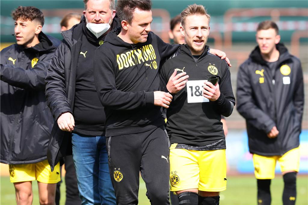 Eigengewächs bleibt dem BVB treu: Felix Passlack verlängert bis 2023 Zuletzt lief Felix Passlack (r.) zweimal für BVB-U23 in der Regionalliga auf.
