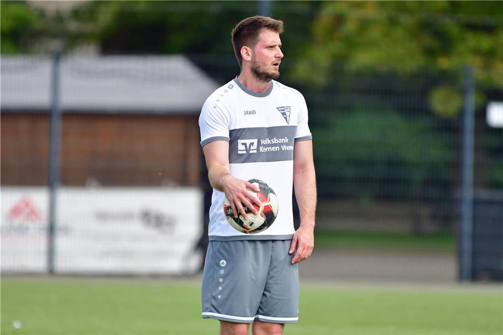 Marc Schwerbrock hält im Trikot des Werner SC einen Ball in der Hand.